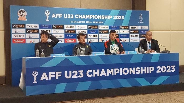 Pelatih timnas U-23 Indonesia, Shin Tae-yong bersama pelatih lain pada sesi jumpa pers jelang pertandingan perdana Piala AFF U-23 2023.