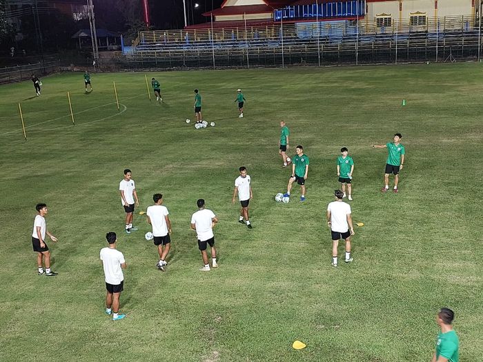 Ofisial Training Timnas U-23 Indonesia di Nonglalok Stadium, Kamis (17/8/2023).