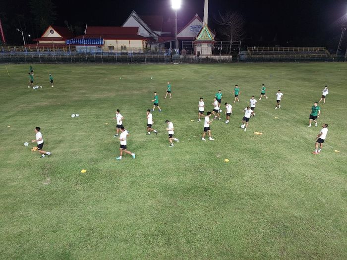 Ofisial Training Timnas U-23 Indonesia di Nonglalok Stadium, Kamis (17/8/2023).