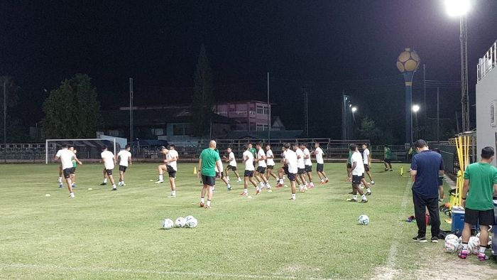 Ofisial training timnas U-23 Indonesia di Piala AFF U-23 2023 di Nonglalok Stadium, Rayong, Thailand pada Kamis (17/8/2023).