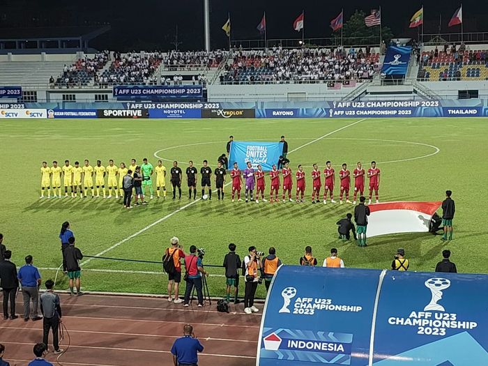 Suasana pertandingan antara timnas U-23 Malaysia vs  timnas U-23 Indonesia, pada babak penyisihan Grup B Piala AFF U-23 2023, Jumat (18/8/2023). 