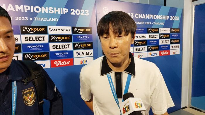 Pelatih timnas U-23 Indonesia, Shin Tae-yong saat di mixed zone pasca-kalah dari Malaysia 1-2 pada laga perdana grup B Piala AFF U-23 2023 di Rayong Provincial Stadium, Jumat (18/8/2023).