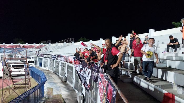 Suporter timnas U-23 Indonesia hadir di tribune Rayong Provincial Stadium dalam laga lawan Malaysia, Jumat (18/8/2023).