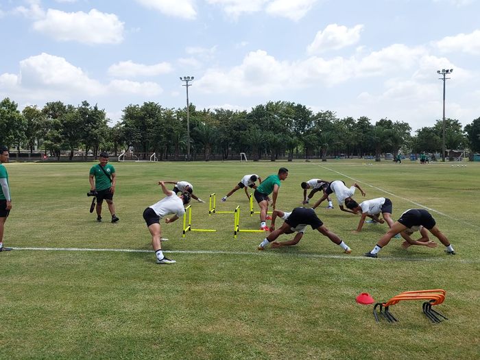 Timnas U-23 Indonesia menjalani latihan di Lapangan Academy PTT Rayong, pada Sabtu (19/8/2023).