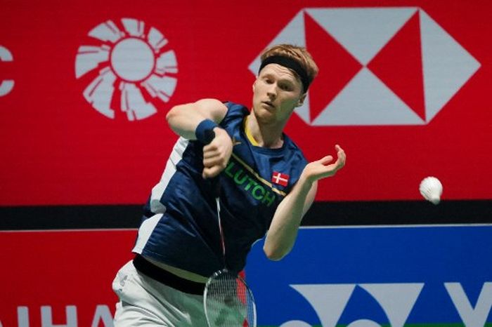 Pebulu tangkis tunggal putra Denmark, Anders Antonsen, pada babak kedua Japan Open 2023,