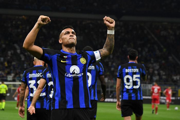 Kapten baru Inter Milan, Lautaro Martinez, mengukir brace alias dua gol ke gawang Monza pada giornata ke-1 Liga Italia 2023-2024, Sabtu (19/8/2023) atau Minggu dini hari WIB.