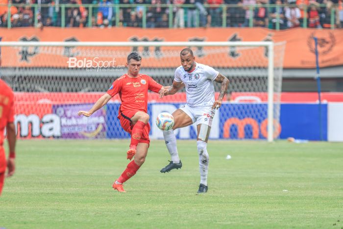 Gustavo Almeida Dos Santos (kanan) dan Ondrej Kudela (kiri) sedang berebut bola saat berlaga dalam laga pekan kesembilan Liga 1 2023 antara Persija versus Arema FC di Stadion Patriot Candrabhaga, Bekasi, Jawa Barat, Minggu (20/8/2023).