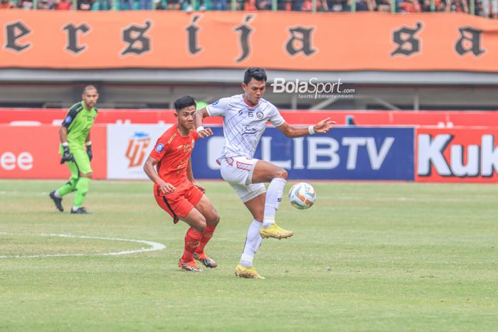 Dedik Setiawan (kanan) sedang menguasai bola saat berlaga dalam laga pekan kesembilan Liga 1 2023 antara Persija versus Arema FC di Stadion Patriot Candrabhaga, Bekasi, Jawa Barat, Minggu (20/8/2023).