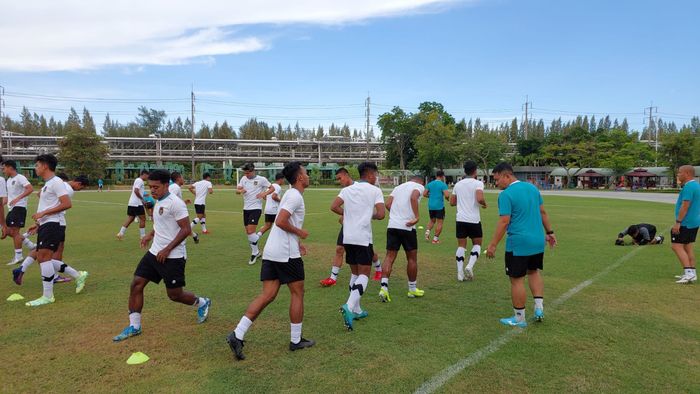 Timnas U-23 Indonesia berlatih di Lapangan IRPC Technology College, pada Selasa (22/8/2023).