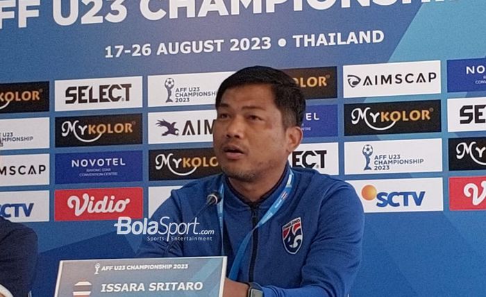 Pelatih timnas U-23 Thailand Issara Sritaro di konferensi pers jelang laga semifinal Piala AFF U-23 2023 lawan Indonesia di Rayong Provincial Stadium, Rabu (23/8/2023).