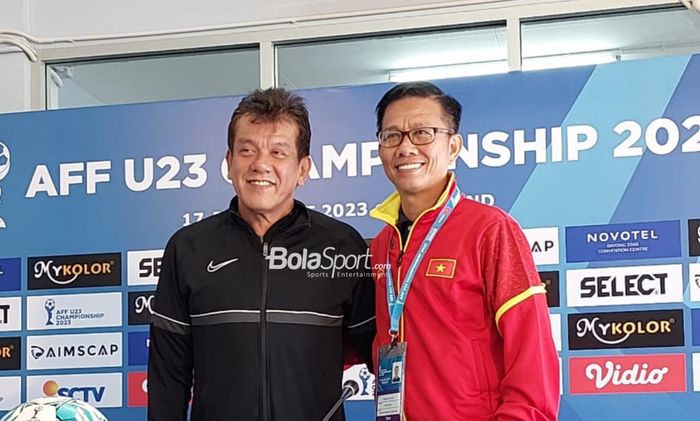 Pelatih timnas U-23 Malaysia, Elangowan Elavarasan (kiri) dan pelatih timnas U-23 Vietnam, Hoang Anh Tuan (kanan), dalam sesi konferensi pers jelang semifinal Piala AFF U-23 2023 di Rayong Provincial Stadium, Rabu (23/8/2023).