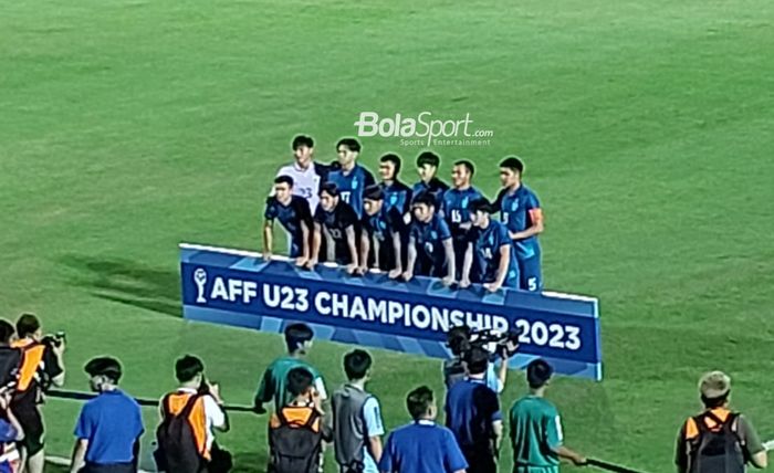 Skuat timnas U-23 Thailand (skuad timnas U-23 Thailand) sedang berfoto bersama jelang  melawan Kamboja, pada babak penyisihan Grup A Piala AFF U-23 2023, Senin (21/8/2023).