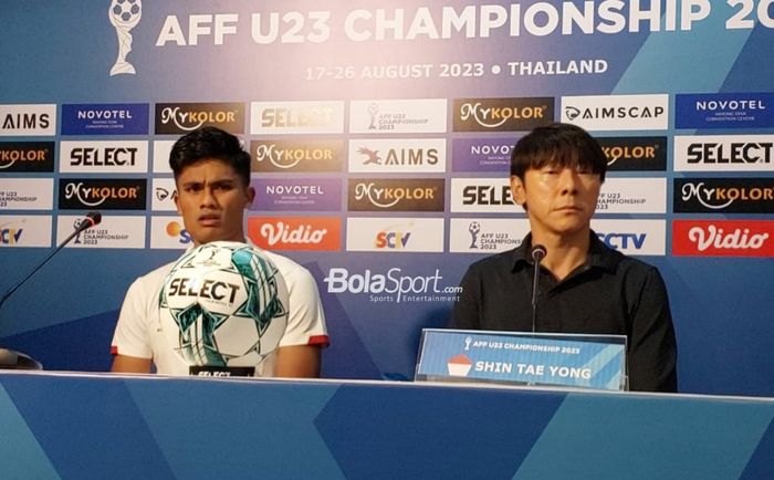 Shin Tae-yong dan Ramadhan Sananta dalam konferensi pers pasca-laga timnas U-23 Indonesia Vs Timor Leste di Rayong Provincial Stadium, Minggu (20/8/2023).