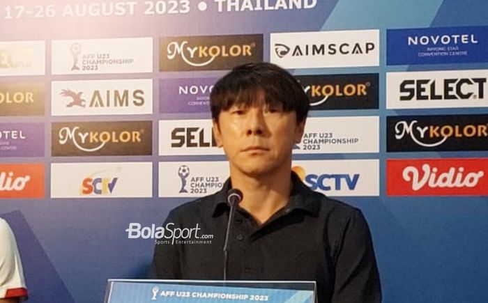 Pelatih timnas U-23 Indonesia, Shin Tae-yong saat jumpa pers pasca-kalah dari Malaysia 1-2 pada laga perdana grup B Piala AFF U-23 2023 di Rayong Provincial Stadium, Jumat (18/8/2023).