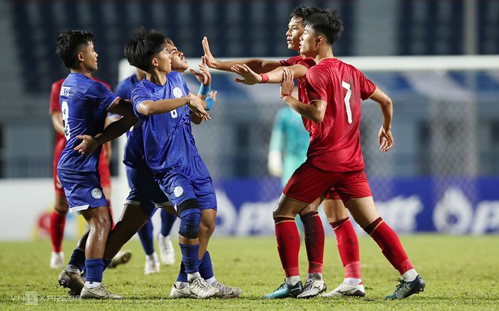 Pemain timnas U-23 Vietnam, Nguyen Van Truong (nomor 7) yang tersulut emosi usai dilanggar pemain Filipina dalam laga terakhir grup C Piala AFF U-2023, Selasa (22/8/2023).