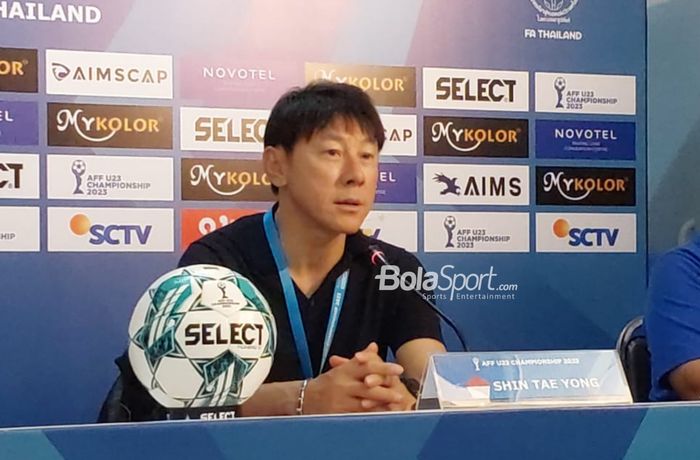 Pelatih timnas U-23 Indonesia, Shin Tae-yong, sedang memberikan keterangan dalam sesi jumpa pers di Rayong Provincial Stadium, Thailand pada Kamis (24/8/2023).