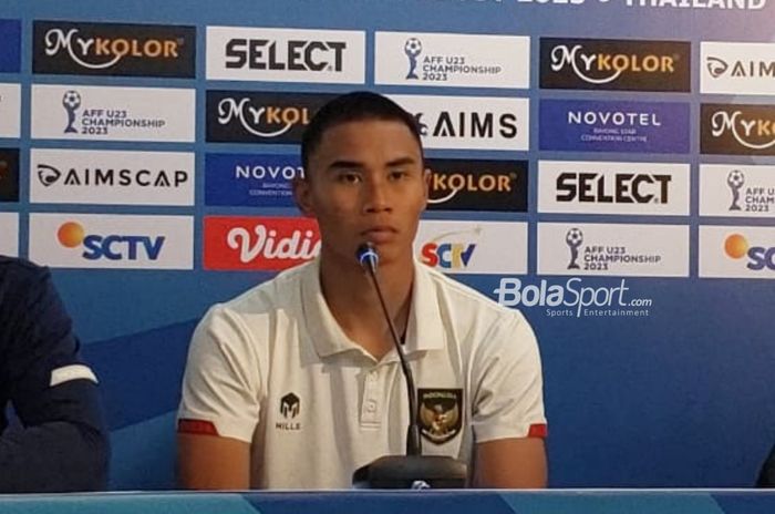 Bek timnas U-23 Indonesia, Muhammad Ferarri, sedang memberikan keterangan dalam sesi jumpa pers di Rayong Provincial Stadium, Thailand pada Kamis (24/8/2023).