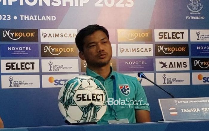 Pelatih timnas U-23 Thailand, Issara Sritaro, sedang memberikan keterangan dalam sesi jumpa pers di Rayong Provincial Stadium, Thailand pada Kamis (24/8/2023).