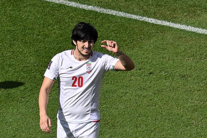 Sardar Azmoun saat membela timnas Iran menghadapi Wales pada laga Piala Dunia 2022 di Al Rayyan, Doha, Qatar (25/11/2022). Sang Lionel Messi dari Iran segera dilatih Jose Mourinho setelah sepakat gabung AS Roma di bursa transfer musim panas 2023.