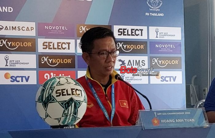 Pelatih timnas U-23 Vietnam, Hoang Anh Tuan, saat sesi jumpa pers jelang final Piala AFF U-23 2023 di Rayong Provincial Stadium, Thailand, Jumat (25/8/2023).