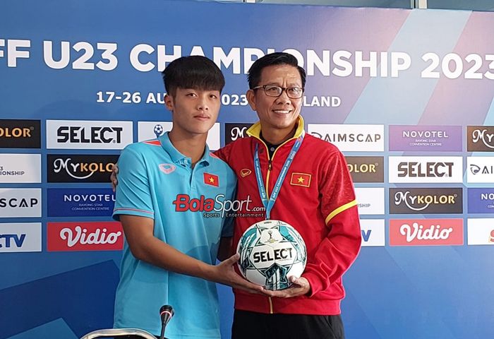 Pelatih timnas U-23 Vietnam, Hoang Anh Tuan (kanan), sedang berfoto bersama dengan pemainnya bernama Nguyen Quoc Viet (kiri) saat sesi jumpa pers jelang final Piala AFF U-23 2023 di Rayong Provincial Stadium, Thailand, Jumat (25/8/2023).