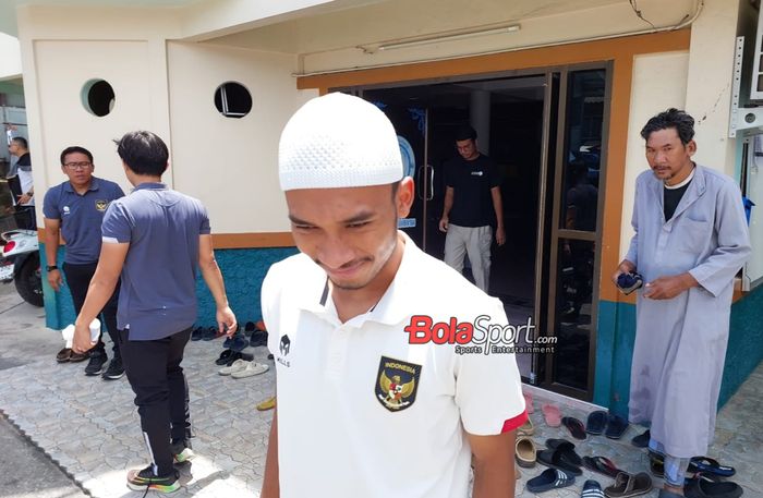 Pemain timnas U-23 Indonesia, Robi Darwis, sedang menjalani sholat jumat di Masjid Mishabul Islam, Rayong, Thailand, Jumat (25/8/2023).