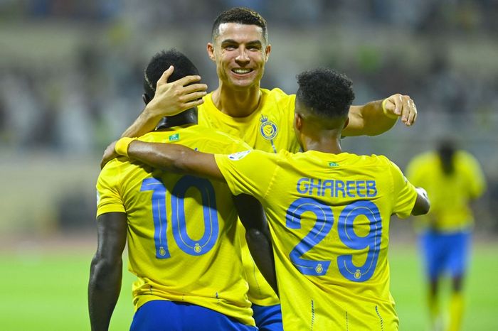Cristiano Ronaldo (tengah) bersama Sadio Mane dan Abdulrahman Ghareeb merayakan gol saat Al Nassr jumpa Al Fateh di Prince Abdullah Bin Jalawi Stadium, Al-Hasi (25/8/2023).
