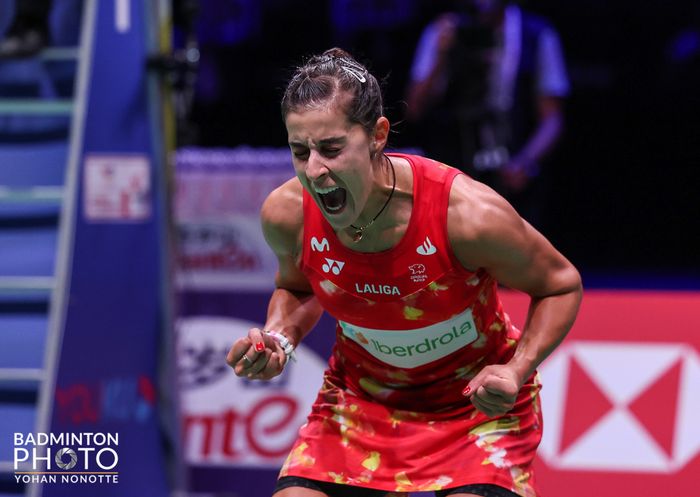 Tunggal putri Spanyol, Carolina Martin berselebrasi usai kalahkan juara bertahan Akane Yamaguchi pada semifinal Kejuaraan Dunia 2023 di Royal Arena, Kopenhagen, Denmark, Sabtu (26/8/2023).