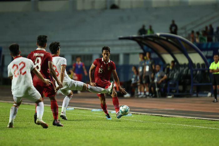 Pemain timnas U-23 Indonesia, Mohammad Haykal Alhafiz (kanan), sedang mengusai bola dalam laga final Piala AFF U-23 2023 melawan timnas U-23 Vietnam di Rayong Province Stadium, Thailand, Sabtu (26/8/2023).