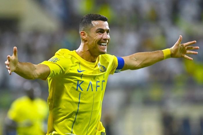 Cristiano Ronaldo merayakan golnya ke gawang Al Fateh dalam lanjutan Liga Arab Saudi 2023-2024.