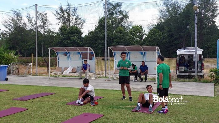 Mohammad Kanu Helmiawan berlatih terpisah dengan fisioterapis dan Irfan Jauhari dalam latihan terkini timnas U-23 Indonesia di lapangan PTT Academy, Rayong pada Jumat (25/8/2023).