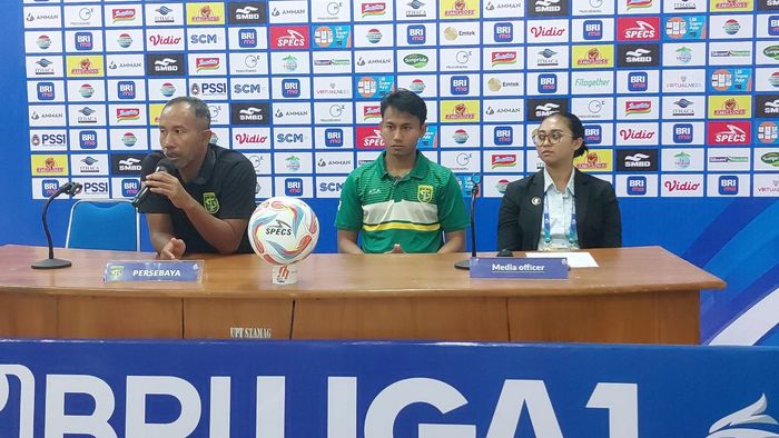 Pelatih Persebaya Surabaya, Uston Nawawi, saat memberikan keterangan kepada media usai laga melawan PSS Sleman di Stadion Maguwoharjo, Sabtu (26/8/2023).
