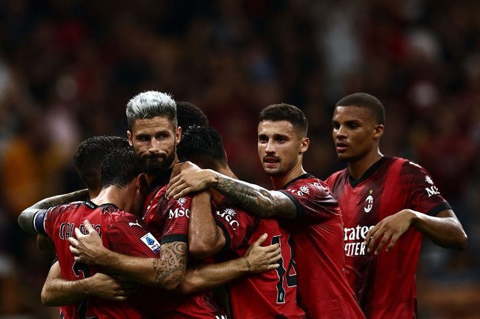 Para pemain AC Milan merayakan gol Olivier Giroud saat laga melawan Torino pada giornata kedua Liga Italia di Stadion San Siro, Minggu (27/8/2023). Milan bisa menentukan munculnya grup neraka pada drawing Liga Champions, Kamis (31/8/2023).