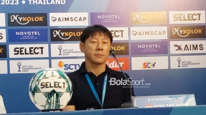 Pelatih timnas U-23 Indonesia, Shin Tae-yong, sedang memberikan keterangan kepada awak media setelah laga final Piala AFF U-23 2023 melawan timnas U-23 Vietnam di Rayong Province Stadium, Thailand, Sabtu (26/8/2023).