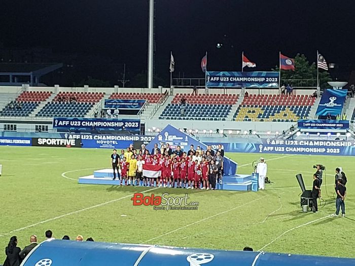 Skuat timnas U-23 Indonesia (skuad timnas U-23 Indonesia) sedang berfoto bersama pada podium setelah menempati juara kedua atau runner-up Piala AFF U-23 2023 di Rayong Province Stadium, Thailand, Sabtu (26/8/2023).