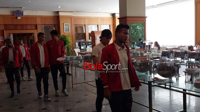 Momen pemain timnas U-23 Indonesia sedang sarapan bersama di Star Convention Hotel, Rayong, Thailand, Minggu (27/8/2023).
