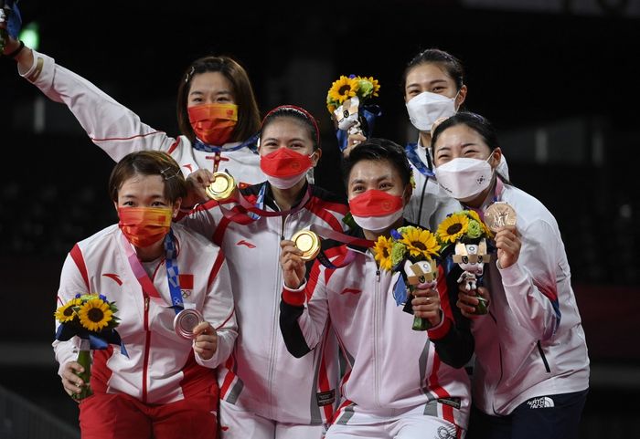 Greysia bersama Apriyani usai final Olimpiade Tokyo 2020. Akankah urutan pemenang medali kembali sama dengan wakil Indonesia merebut emas, Chen/Jia dari China (kiri) merebut perak dan Kim/Kim dari Korea (kanan) merebut perunggu?