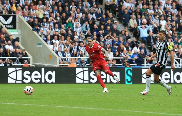 Striker Liverpool, Darwin Nunez, mencetak gol ke gawang Newcastle United pada laga pekan ke-3 Liga Inggris di Stadion St. James' Park, Minggu (27/8/2023).