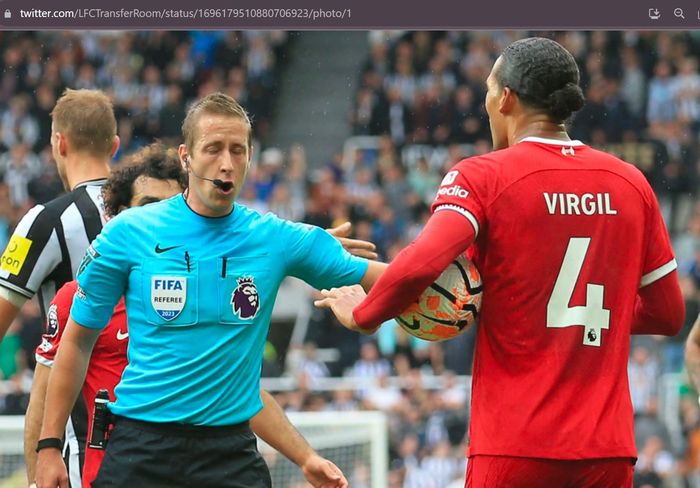 Virgil van Dijk melakukan protes usai mendapat kartu merah dalam laga Newcastle United vs Liverpool di Stadion St. James' Park, Minggu (27/8/2023).