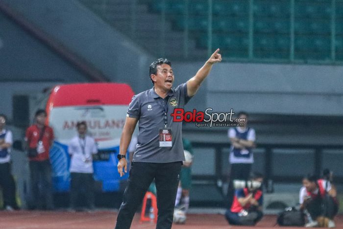 Pelatih timnas U-17 Indonesia, Bima Sakti, sedang memberikan intruksi kepada para pemainnya saat berlaga di Stadion Patriot Candrabhaga, Bekasi, Jawa Barat, Rabu (30/8/2023) malam.