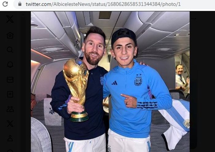 Thiago Almada berfoto bersama Lionel Messi usai membawa timnas Argentina menjuarai Piala Dunia 2022.