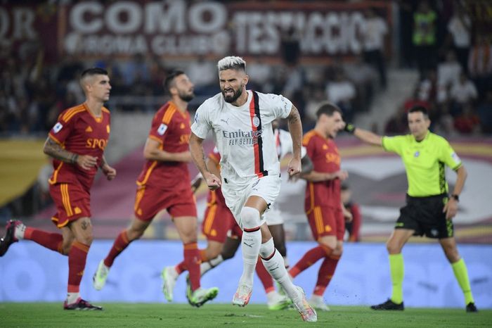 Penyerang AC Milan,Olivier Giroud, merayakan gol pertama timnya pada pertandingan sepak bola Serie A Italia antara AS Roma dan AC Milan di stadion Olimpiade di Roma pada 1 September 2023