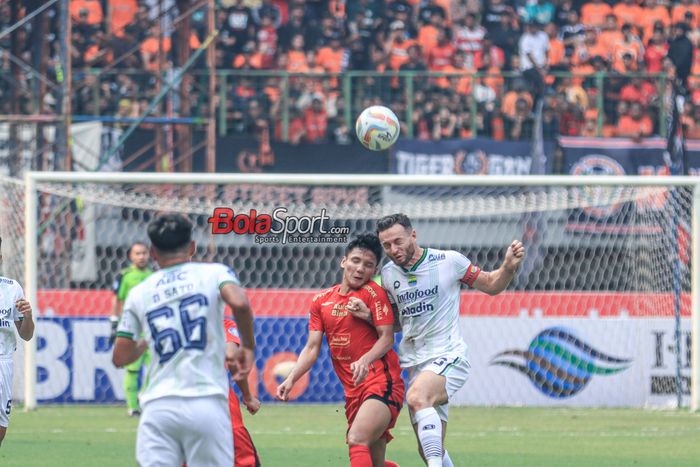 Syahrian Abimanyu (kiri) sedang berebut bola dengan Marc Klok (kanan) dalam laga pekan ke-11 Liga 1 2023 antara Persija versus Persib di Stadion Patriot Candrabhaga, Bekasi, Jawa Barat, Sabtu (2/9/2023).