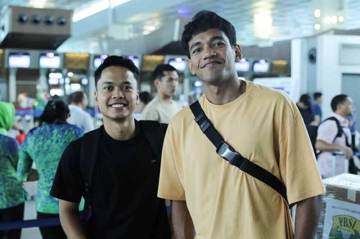 Tunggal putra Indonesia, Anthony Sinisuka Ginting (kiri) dan Chico Aura Dwi Wardoyo (kanan) jelang bertolak ke Negeri Tirai Bambu untuk mengikuti China Open 2023 di Bandar Udara International Soekarno-Hatta, Tangerang, Banten