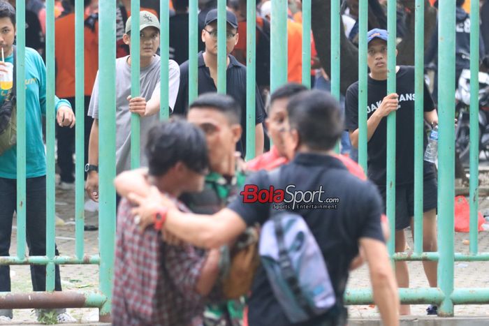 Oknum suporter tampak diamankan setelah sempat dipukuli saat menonton laga pekan ke-11 Liga 1 2023 antara Persija versus Persib di Stadion Patriot Candrabhaga, Bekasi, Jawa Barat, Sabtu (2/9/2023).