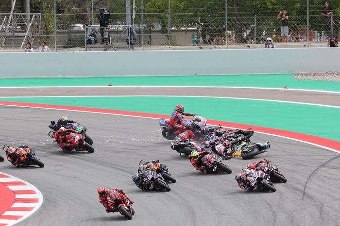 Kecelakaan beruntun setelah start membuat balapan MotoGP Catalunya sempat dihentikan. Lomba berlangsung di Sirkuit Catalunya, Montmelo, Spanyol, 3 September 2023. 