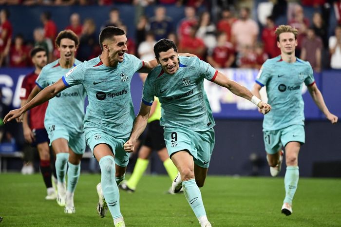 Para pemain Barcelona merayakan gol Robert Lewandowski ke gawang Osasuna pada laga Liga Spanyol pekan ke-4 di Estadio El Sadar, Minggu (3/9/2023).