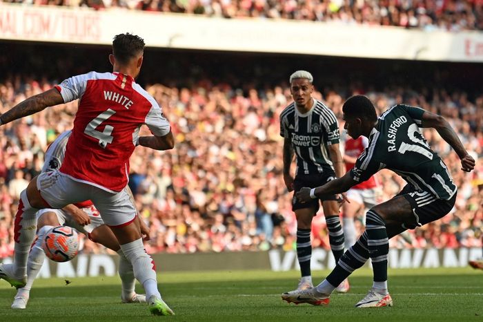 Striker Manchester United, Marcus Rashford, beraksi dalam laga Liga Inggris melawan Arsenal di Stadion Emirates, Minggu (4/9/2023).