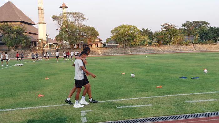Beckham Putra Nugraha berlatih terpisah pada hari pertama Timnas U-23 Indonesia di Stadion Sriwedari, Solo