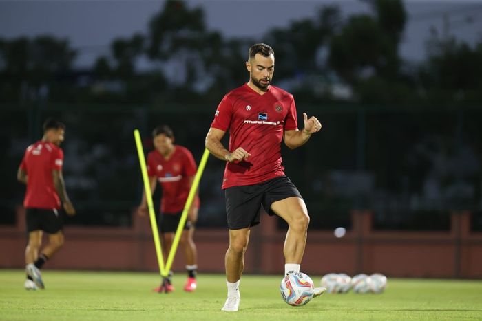 Jordi Amat mengikuti program pemusatan latihan (TC) timnas Indonesia di Lapangan Thor, Surabaya, Senin (4/9/2023)